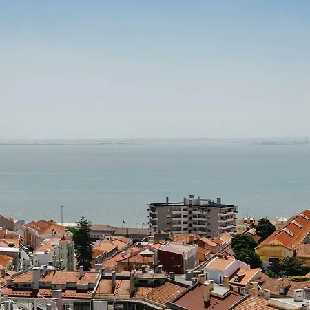 Rent4rest Graca River View With Parking Lisbon